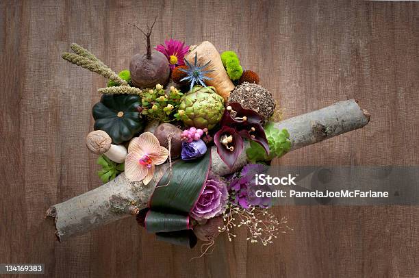 Encuentre El Otoño Verduras En Este Arreglo Floral Foto de stock y más banco de imágenes de Arreglo - Arreglo, Lisianthus, Abundancia