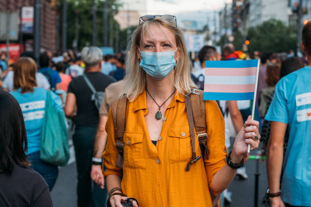 mujer con una máscara facial ondeando banderas del orgullo - 6721 fotografías e imágenes de stock
