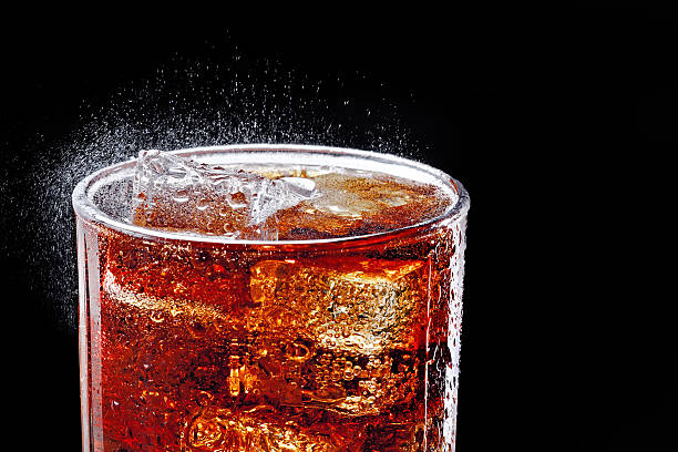 verre de cola fraîches - brand named water photos et images de collection