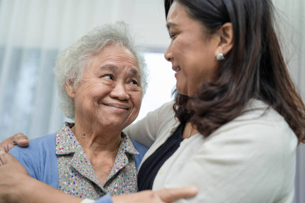 幸せと一緒に歩く介護者とアジアの高齢女性。 - grandmother child senior adult multi generation family ストックフォトと画像