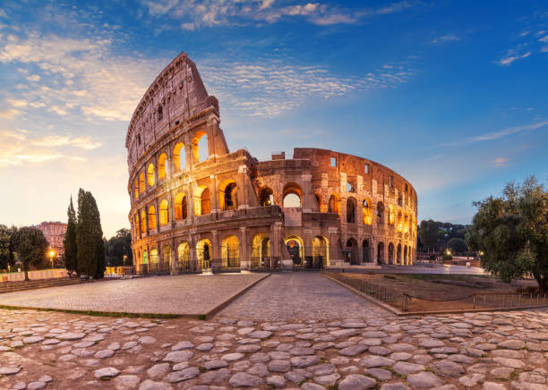 日の出時のコロシアム、人のいない夏の景色、ローマ、イタリア - coliseum ancient rome rome roman ストックフォトと画像