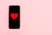 valentinstag-smartphone-herz-dekorationen-valentinstag-top-ansicht-flache-lage-das-konzept-der.jpg?b=1&s=170x170&k=20&c=hXiN7HcJjasVqCmqxYwouPZW-J0V4-Y9TiA4loZ02yU=