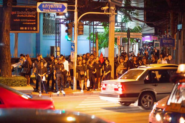 muchos tailandeses están parados en el semáforo y el paso de peatones en la noche de la muerte del rey bhumipol - phumiphon aduldet fotografías e imágenes de stock