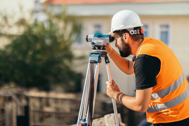 ouvrier de la construction travaillant sur un chantier de construction - restoring scaffolding built structure home improvement photos et images de collection