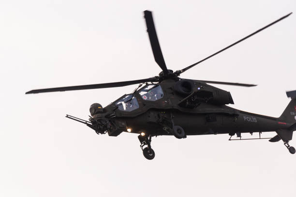 イズミルの自由の日に空にデモンストレーションアタックヘリコプター。 - miltary ストックフォトと画像