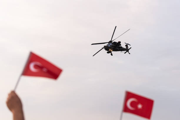 イズミルの自由の日に空でデモを行うトルコ国旗とアタクのヘリコプターを持つ人々。 - miltary ストックフォトと画像