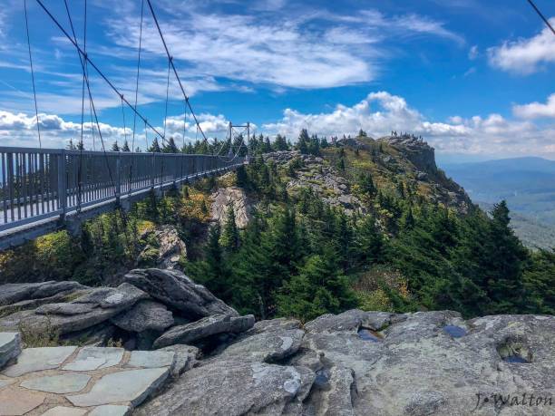 skały, grandfather mountain boone north carolina blue ridge jesienią, - blue ridge mountains blue ridge parkway north carolina autumn zdjęcia i obrazy z banku zdjęć