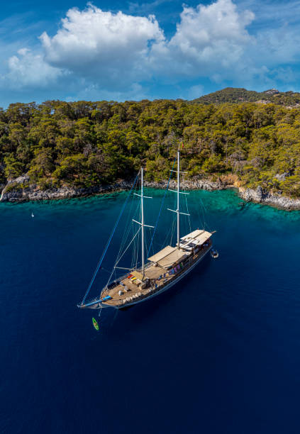 gulet boot in einer wunderschönen bucht im mittelmeer in der nähe von göcek in der türkei. - provinz mugla stock-fotos und bilder