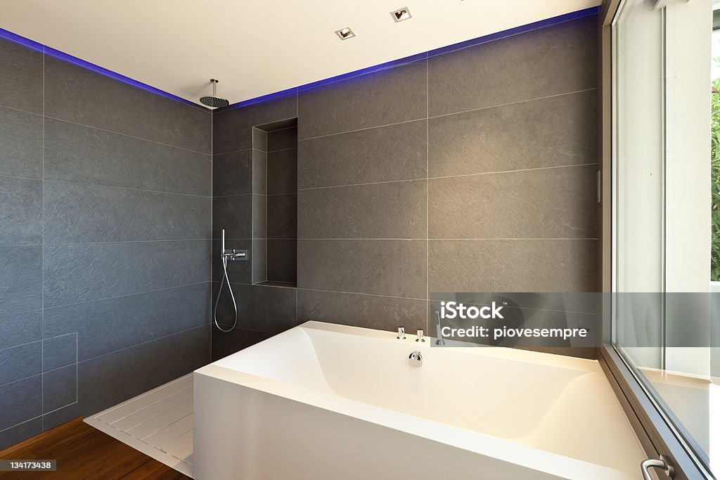 Banheira e chuveiro - Foto de stock de Apartamento royalty-free