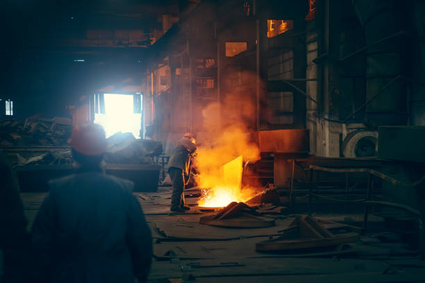 高炉の労働者。冶金プラント。工業用鉄鋼生産。冶金ワークショップの内部 - steel furnace indoors foundry ストックフォトと画像