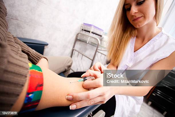 Obtención De Sangre Foto de stock y más banco de imágenes de Dibujar - Dibujar, Sangre, Mujeres