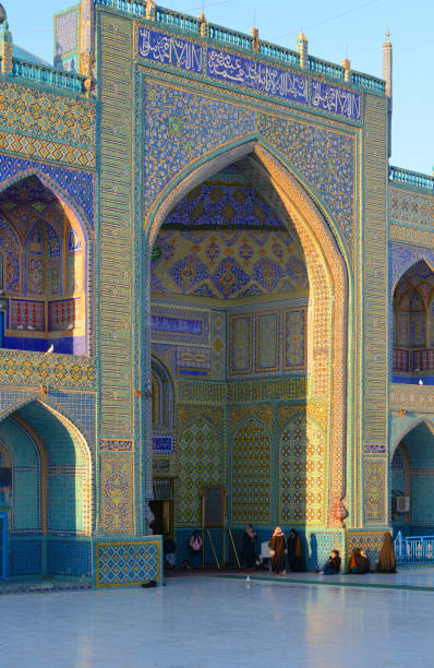 schrein von ali (hazrat ali mazar) - reich verzierter eingang, mazar-i-sharif, provinz balkh, afghanistan - mazar stock-fotos und bilder