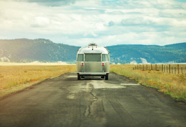 viaje de verano en travel trailer - caravana tráiler de vehículos fotografías e imágenes de stock