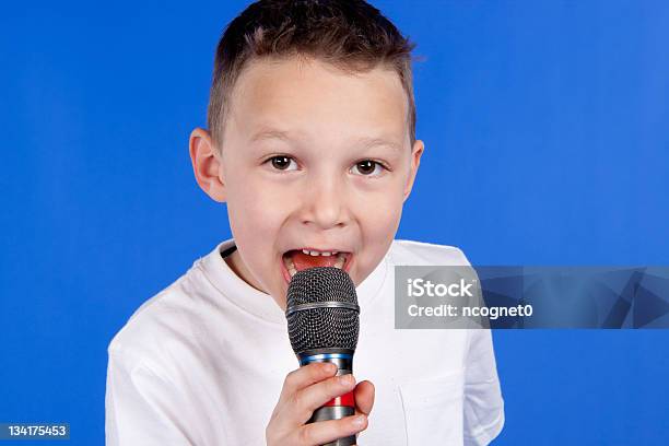 Criança Cantar De Música E Entretenimento Em Um Microfone - Fotografias de stock e mais imagens de Adolescente