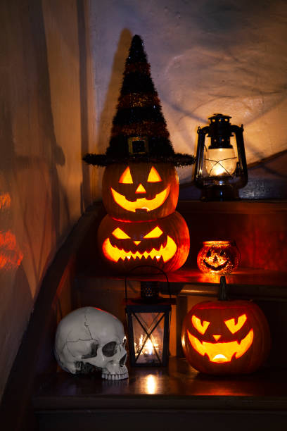 calabazas de halloween en el escalón delantero con decoraciones de halloween - pumpkin simplicity rustic old fotografías e imágenes de stock