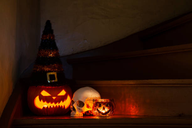 calabazas de halloween en el escalón delantero con decoraciones de halloween - pumpkin simplicity rustic old fotografías e imágenes de stock