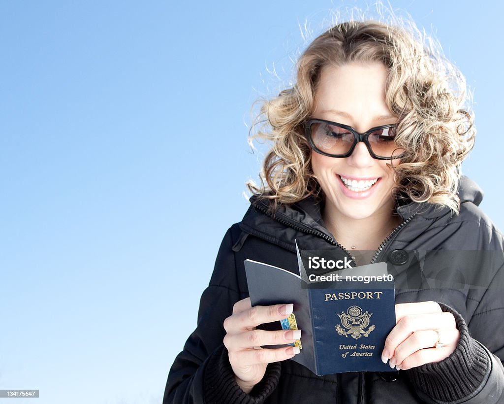女性興奮旅行 - パスポートのロイヤリティフリーストックフォト