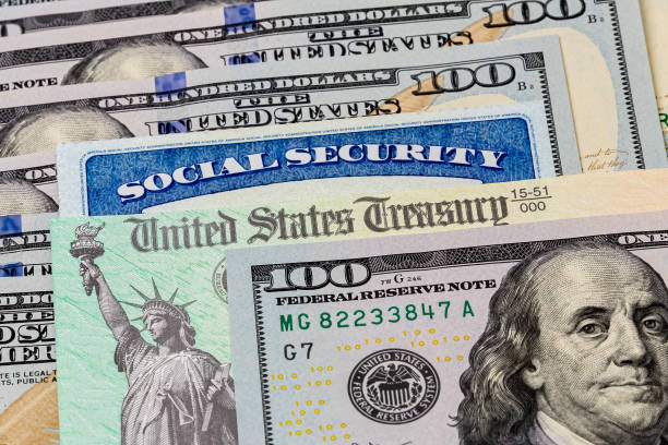 사회 보장 카드, 국채 수표 및 100 달러 지폐. 사회 보장 혜택 지불, 은퇴 및 연방 정부 혜택의 개념 - social security 뉴스 사진 이미지