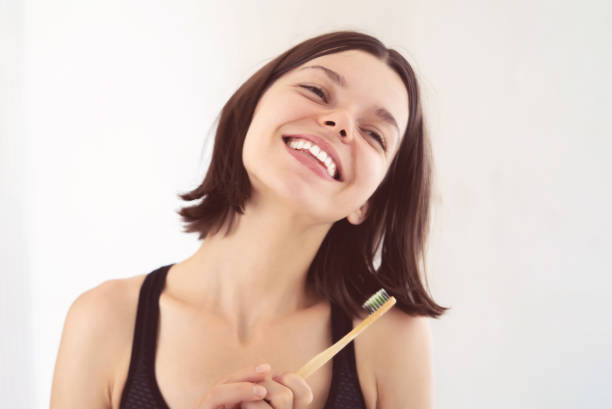 young girl is cleaning her teeth. - gums imagens e fotografias de stock