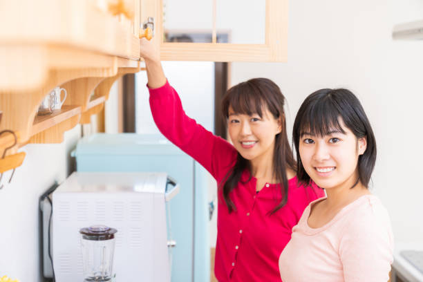 istock parent and daughter who cooks 1341774825