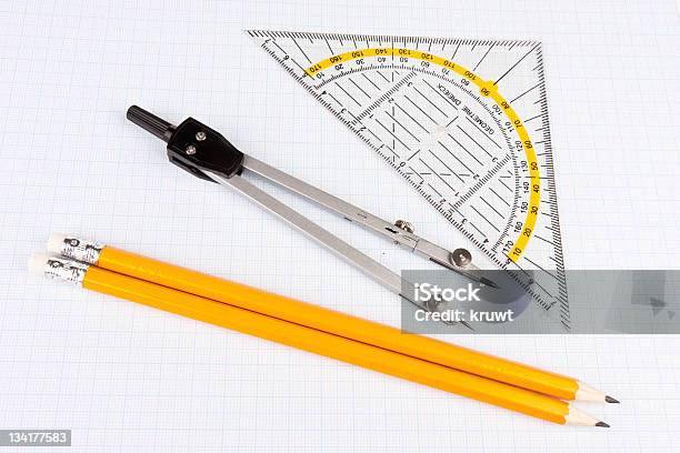 Schule Mathematik Tools Auf Quadratischen Papier Stockfoto und mehr Bilder von Ausrüstung und Geräte - Ausrüstung und Geräte, Baugewerbe, Bildung