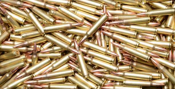 cartuchos 223/5.56 - bullet belt ammunition cartridge fotografías e imágenes de stock