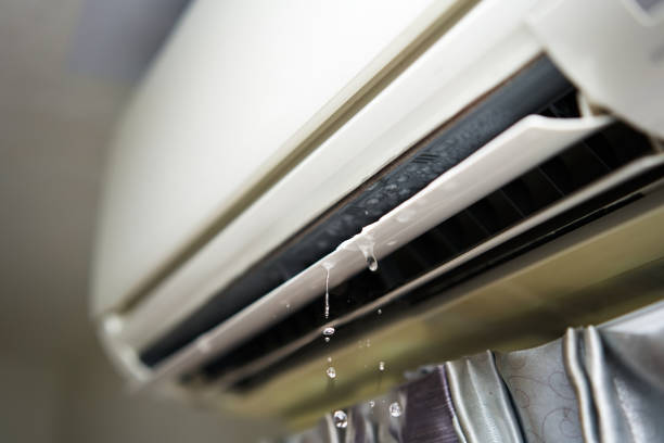 water leaking from the air conditioner drips from the cooler. - perda imagens e fotografias de stock