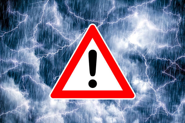 ¡atención! - rain tornado overcast storm fotografías e imágenes de stock