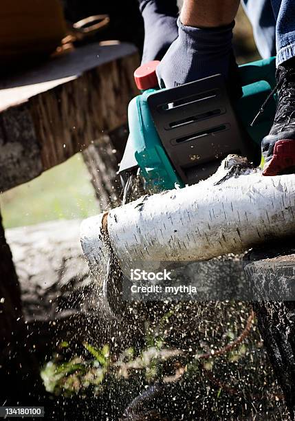 Sägen Brennholz Stockfoto und mehr Bilder von Anstrengung - Anstrengung, Arbeiter, Arbeitssicherheit