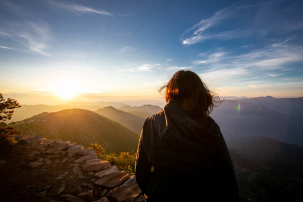 woman enjoying the view - como mountain horizon landscape imagens e fotografias de stock