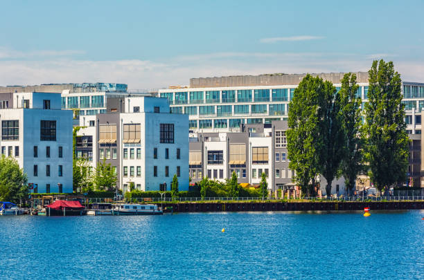 casas de apartamentos perto do rio spree - berlin germany house spree river urban scene - fotografias e filmes do acervo