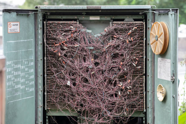 messi líneas telefónicas cables en el gabinete de acero. - chaos cable messy electricity fotografías e imágenes de stock