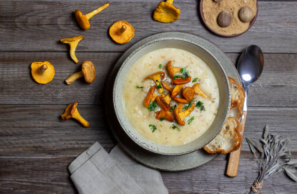 cream soup with mushrooms chanterelles. healthy eating. vegetarian food. - horoz mantar�ı stok fotoğraflar ve resimler