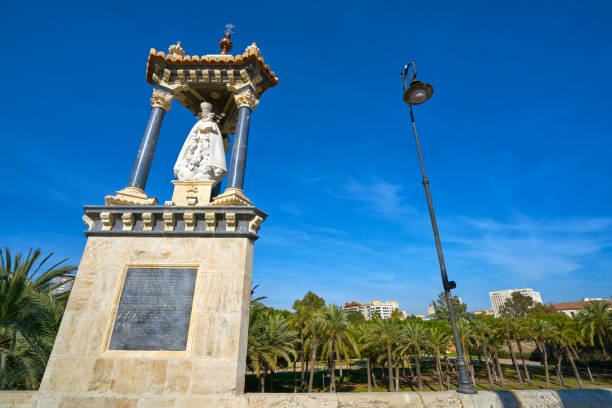 istock Valencia Puente pont del Mar bridge Spain 1341820577
