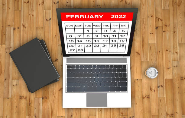 februar 2022 kalender auf laptop - calendar february desk computer stock-fotos und bilder