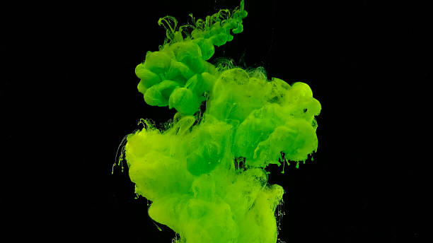 kosmischer magischer hintergrund. schöner abstrakter hintergrund. grüne aquarellfarbe in wasser auf schwarzem hintergrund. - psychedelic smoke colors green stock-fotos und bilder