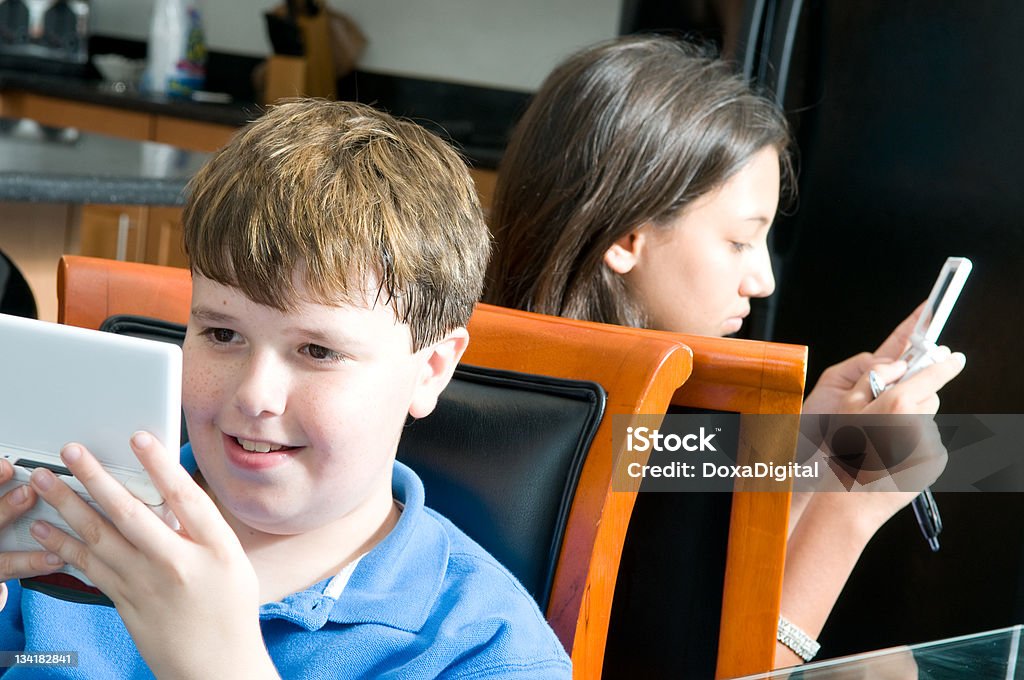 Deux enfants jouant - Photo de 10-11 ans libre de droits