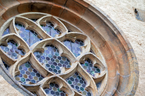 gros plan d’une façade d’église avec rosace (15ème siècle) à wittenberg (allemagne). - church window rose window old photos et images de collection