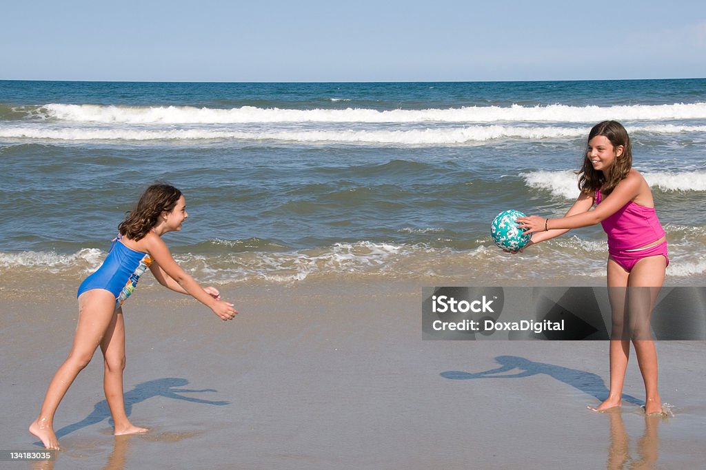 女性サッカービーチで遊び - 10歳から11歳のロイヤリティフリーストックフォト