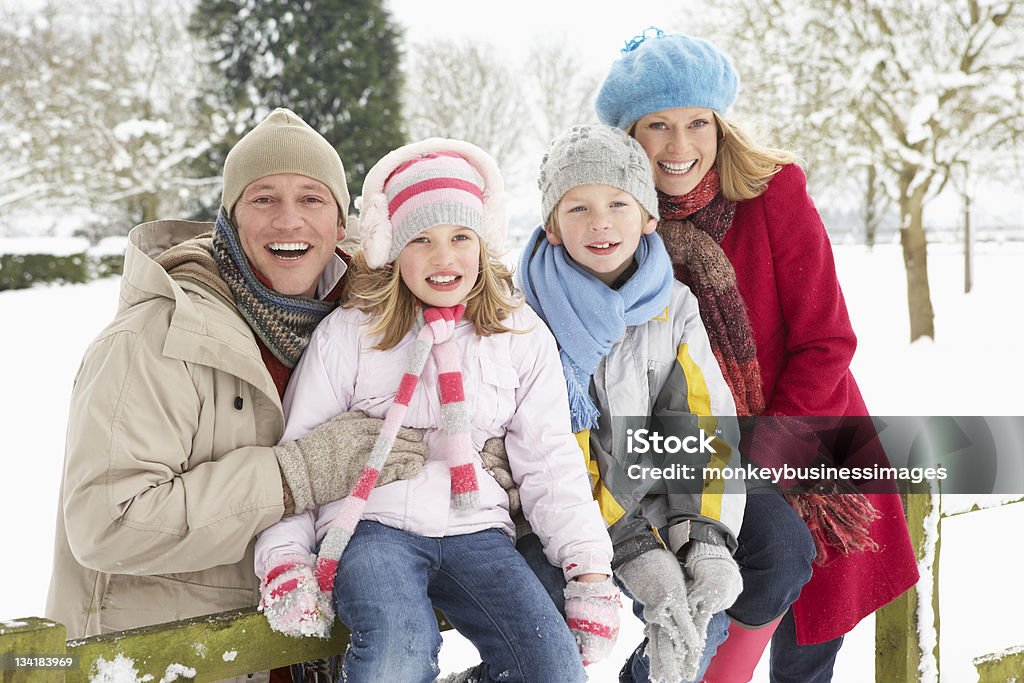 Família sentada na paisagem nevada - Foto de stock de Família royalty-free