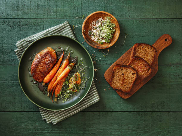 gebratene entenbrust mit gemüse - duck breast stock-fotos und bilder