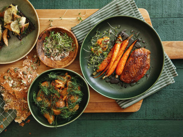 野菜とローストアヒルの胸肉 - duck breast ストックフォトと画像