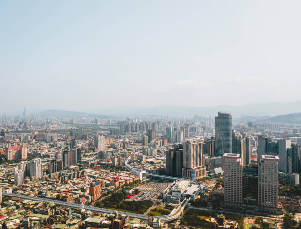 New Taipei City,Taiwan - Feb 1, 2020: This is a view of the Banqiao district in New Taipei where many new buildings can be seen, the building in the center is Banqiao station, Skyline of New taipei city nueva ciudad de taipei, taiwán - 1 de febrero de 2020: esta es una vista del distrito de banqiao en new taipei, donde se pueden ver muchos edificios nuevos, el edificio en el centro es la estación de banqiao, el horizonte de la ciudad de new taipei