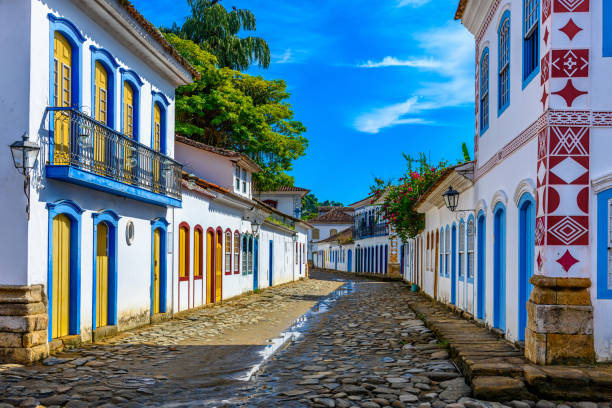 rue du centre historique de paraty, rio de janeiro, brésil - south american culture photos et images de collection