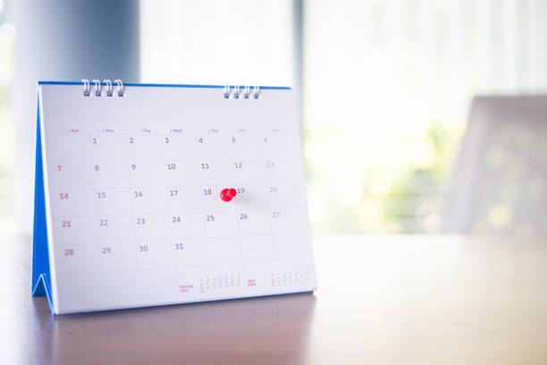 忙しい、予定や会議のリマインダーのためのカレンダーの概念でサムタック。 - healthcare and medicine calendar medical exam plan ストックフォトと画像