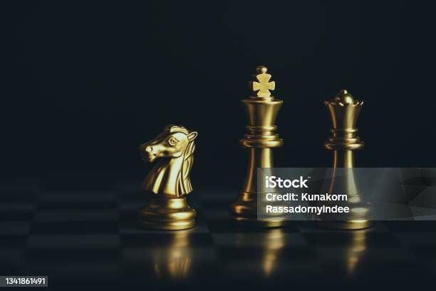Figuras Da Xadrez Do Rei E Da Rainha No Tabuleiro De Xadrez Rei Branco E  Rainha Preta Conceito Da Competição E Da Estratégia Foto de Stock - Imagem  de esporte, potência: 111765014