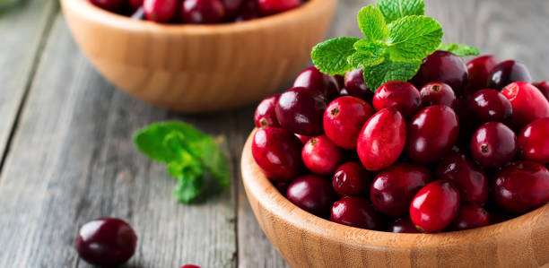 mirtilli freschi e succosi in una ciotola di bambù sul vecchio sfondo di legno. messa a fuoco selettiva. - cranberry juice foto e immagini stock