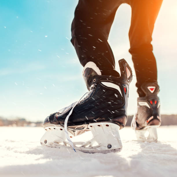 um homem acelera no gelo de um lago em patins de hóquei no gelo - desporto de competição nível desportivo - fotografias e filmes do acervo