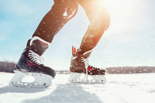スケートの脚は自然の中で湖の氷の上で自由にスケートをする - ice hockey action ice skating ice skate ストックフォトと画像