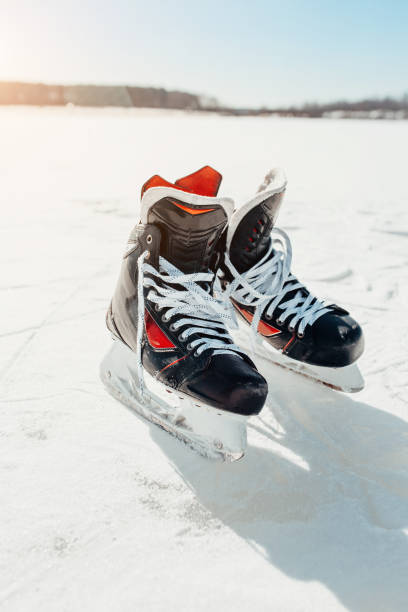 um par de homens profissionais patina no gelo de um lago congelado - desporto de competição nível desportivo - fotografias e filmes do acervo